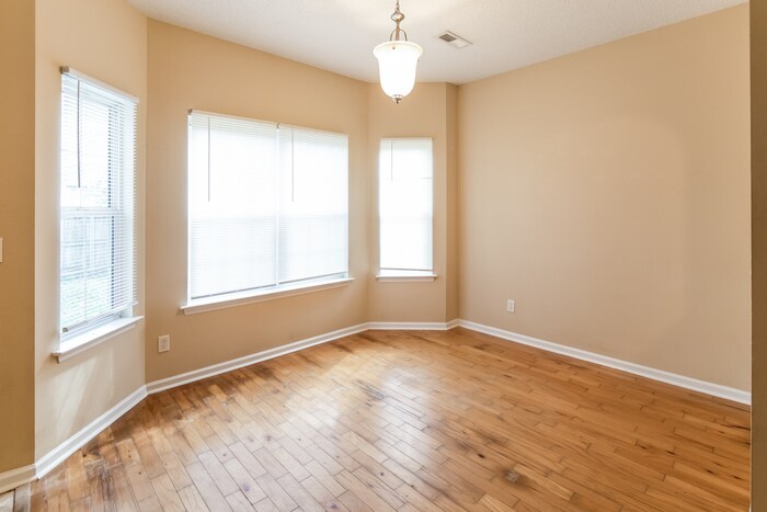 Building Photo - 1305 Pinethicket Dr