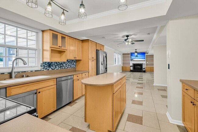 Building Photo - 121 Sully St