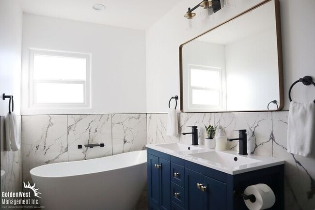 Building Photo - Stylish Updated 3Bdm 2Ba Upstairs Unit in the Heart of Old Town San Diego!