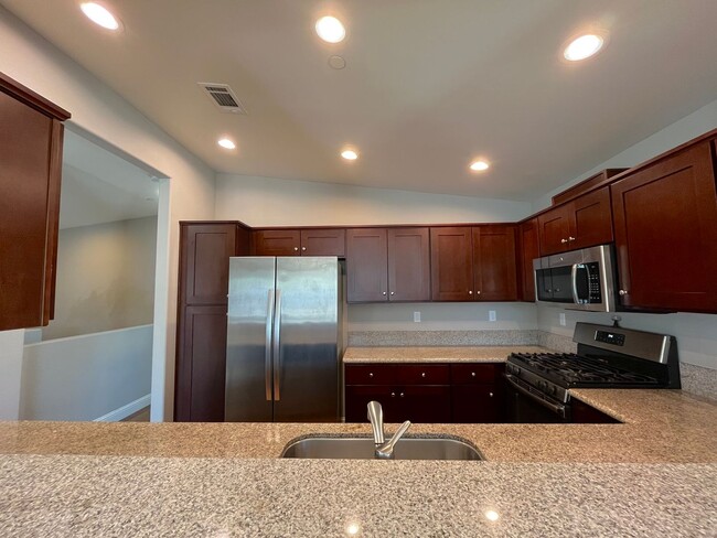 Building Photo - Beautiful New Build home in Vineyard Creek