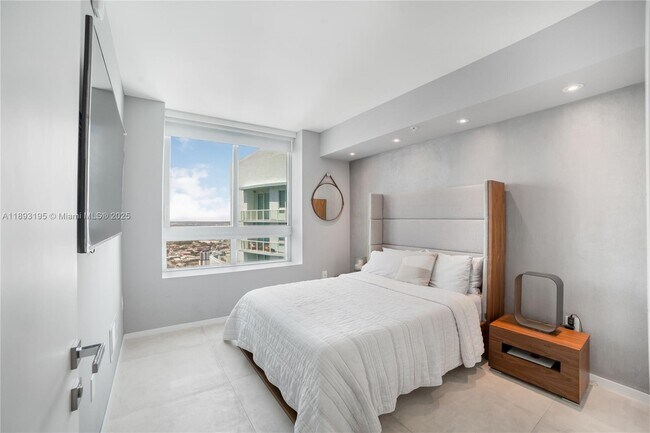 Building Photo - 1900 N Bayshore Dr