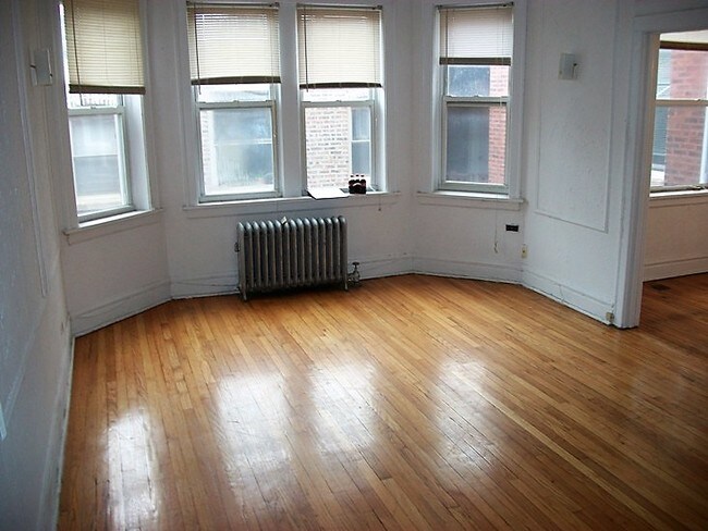 Primary Photo - 6822 N Ashland Ave