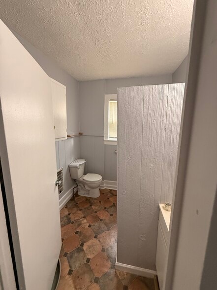 Building Photo - 958 Strouse Ave