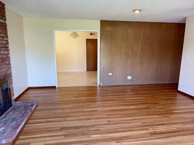 Building Photo - Single Story 4 Bedroom Ranch Style Home in Anaheim!