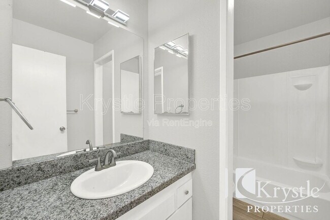 Building Photo - 1060 Oak Grove Rd