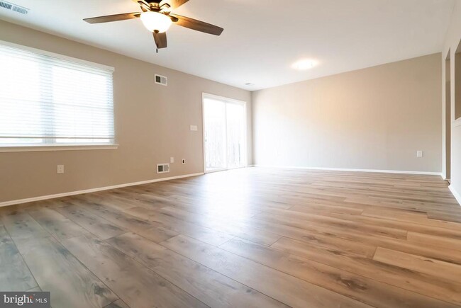 Building Photo - 2 Fairfax Ct
