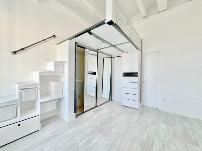Building Photo - Top floor modern crafted spacious 1 Bed + ...