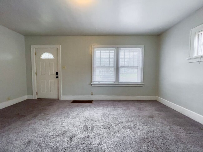 Building Photo - PRELEASING for AUGUST! Close to Campus