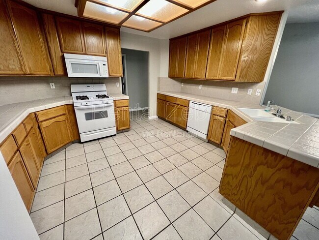 Building Photo - 1239 El Portal Dr