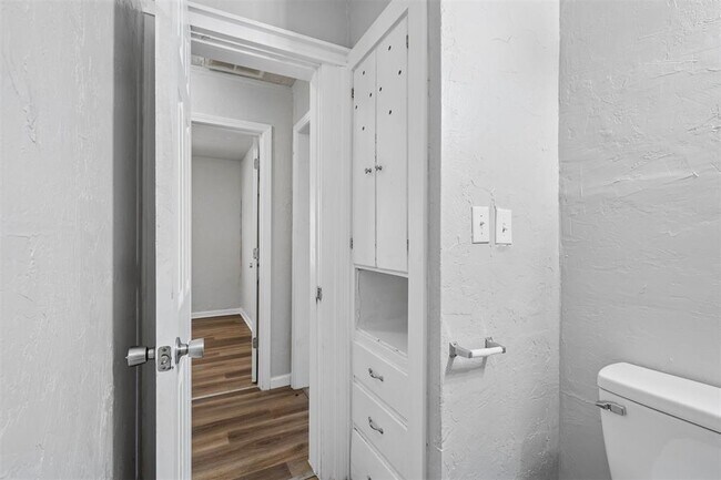 Building Photo - 510 N Marshall Dr
