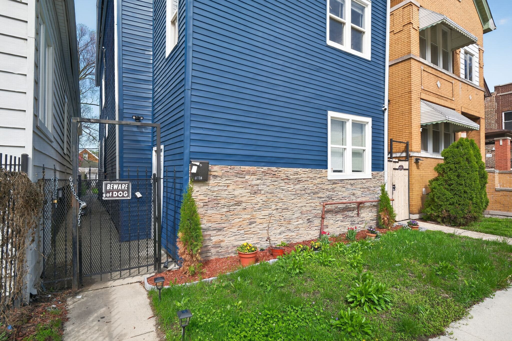 Building Photo - 8428 S Escanaba Ave