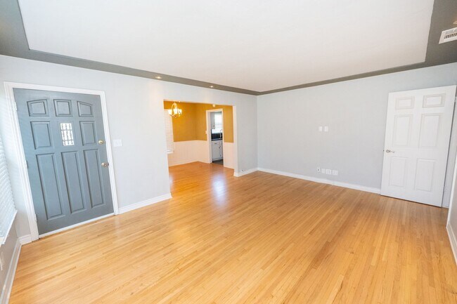 Building Photo - 3BR/2BA home with bonus room & additional ...