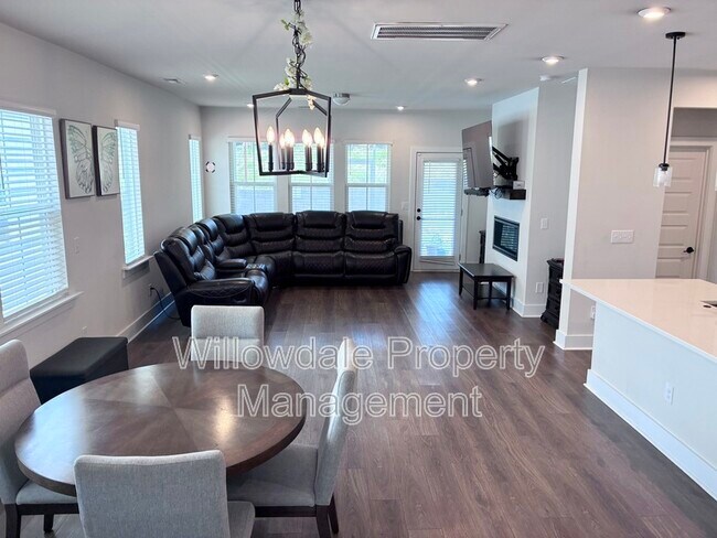 Building Photo - 2033 Florine Dr