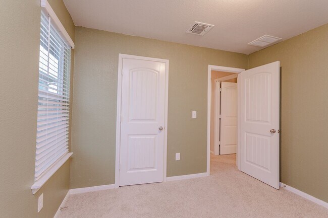 Building Photo - Beautiful 3 Bed / 2.5 Bath Home with High ...