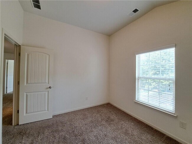 Building Photo - 867 Pine Ln