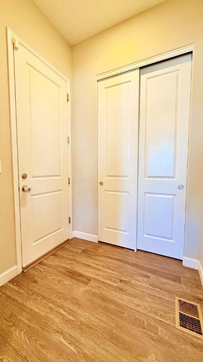Building Photo - FANTASTIC 2019 4 Bed 3.5 Bath Ranch with over 3,000 finished SqFt in the Castlewood Neighborhood ...