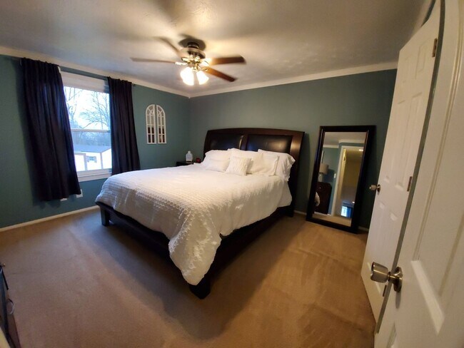 Building Photo - Furnished family home with large fenced backyard