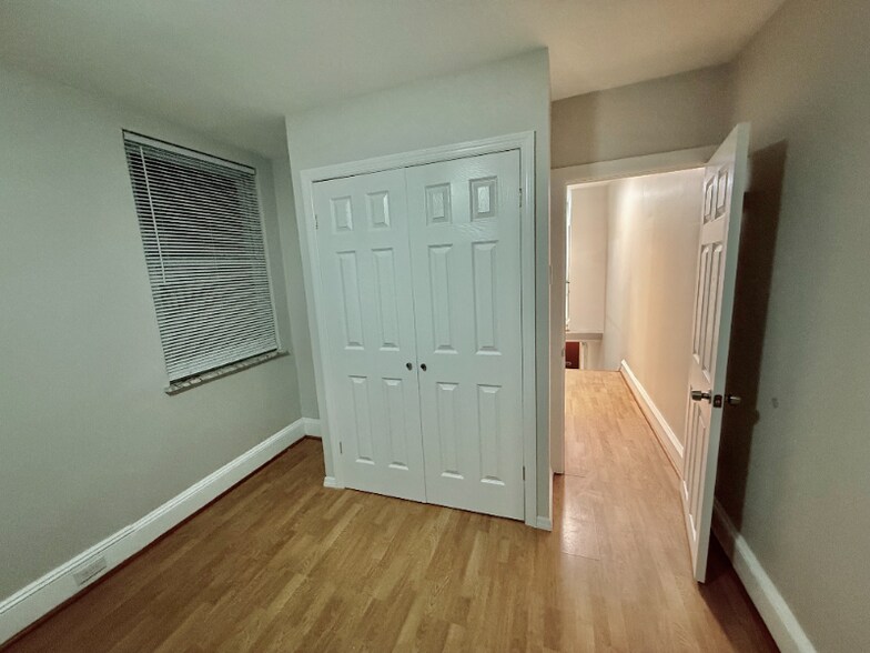 Building Photo - 2628 E Somerset St