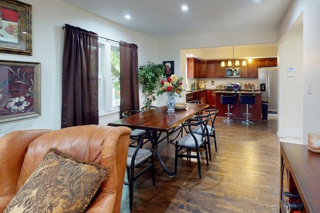 Building Photo - 2002 Ridgemont Rd