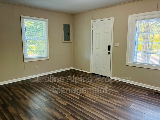 Building Photo - 1421 W Walnut Ave