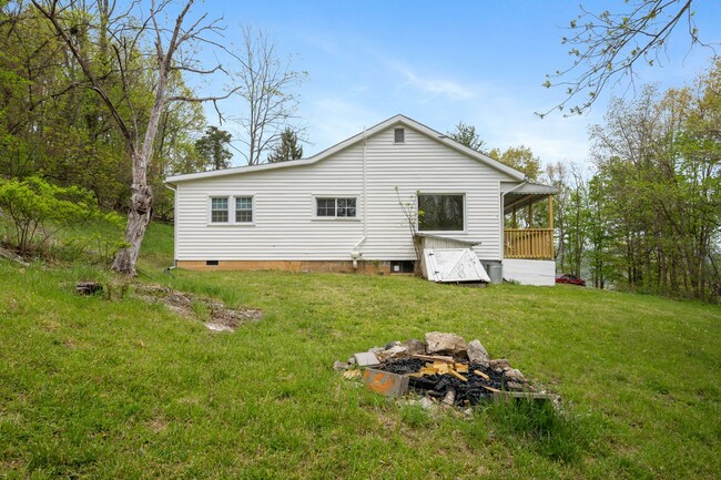 Building Photo - Charming 4-Bedroom Home in Peaceful Rural ...
