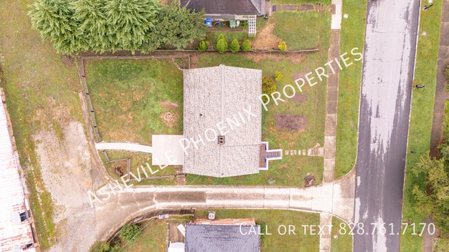 Building Photo - 10 Enka Oak St