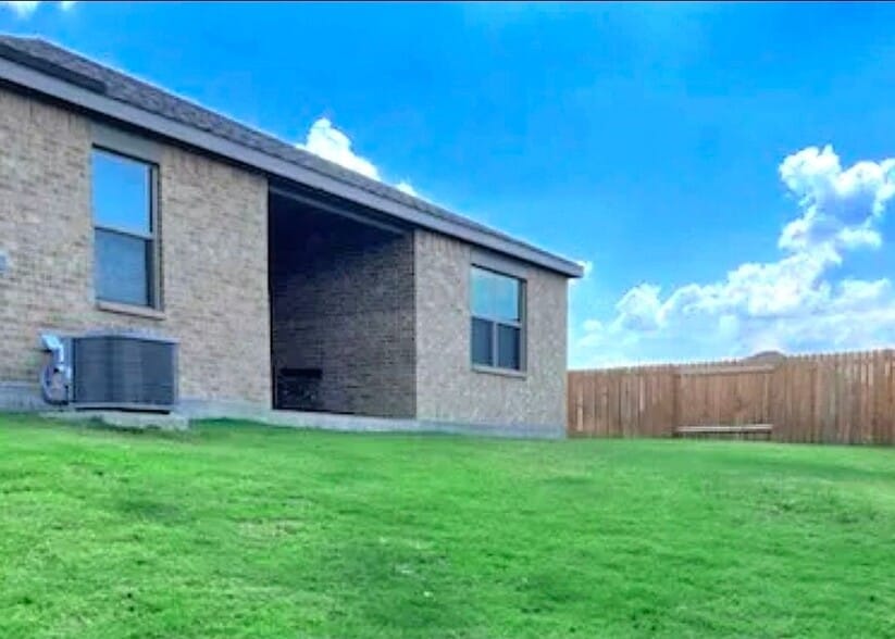Building Photo - 2304 Dahlia Way