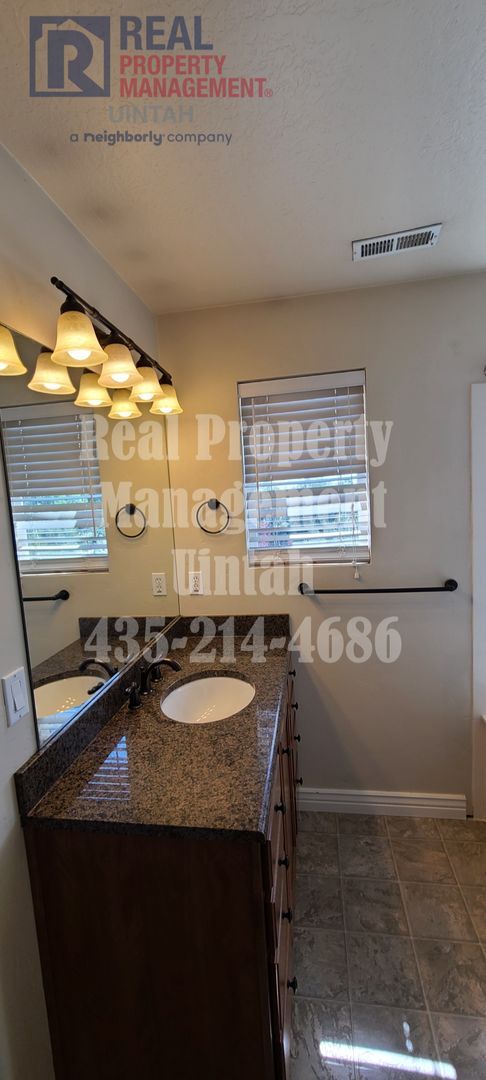 Building Photo - 3 bed 2.5 bath townhome in Fox Run