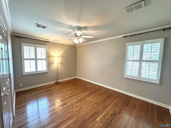 Building Photo - 1406 E Olive Dr SE