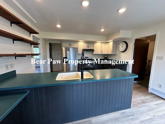 Building Photo - Spacious 4-Bed, 4.5-Bath Retreat in with B...
