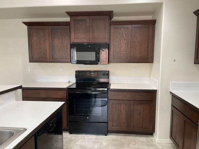 Building Photo - Very Nice 2 Story 3 Bedroom 2.5 Bath Home-...