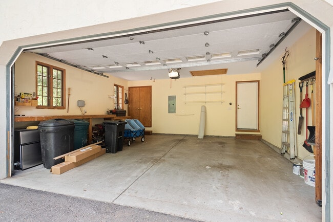 Building Photo - 180 River Oaks Ln