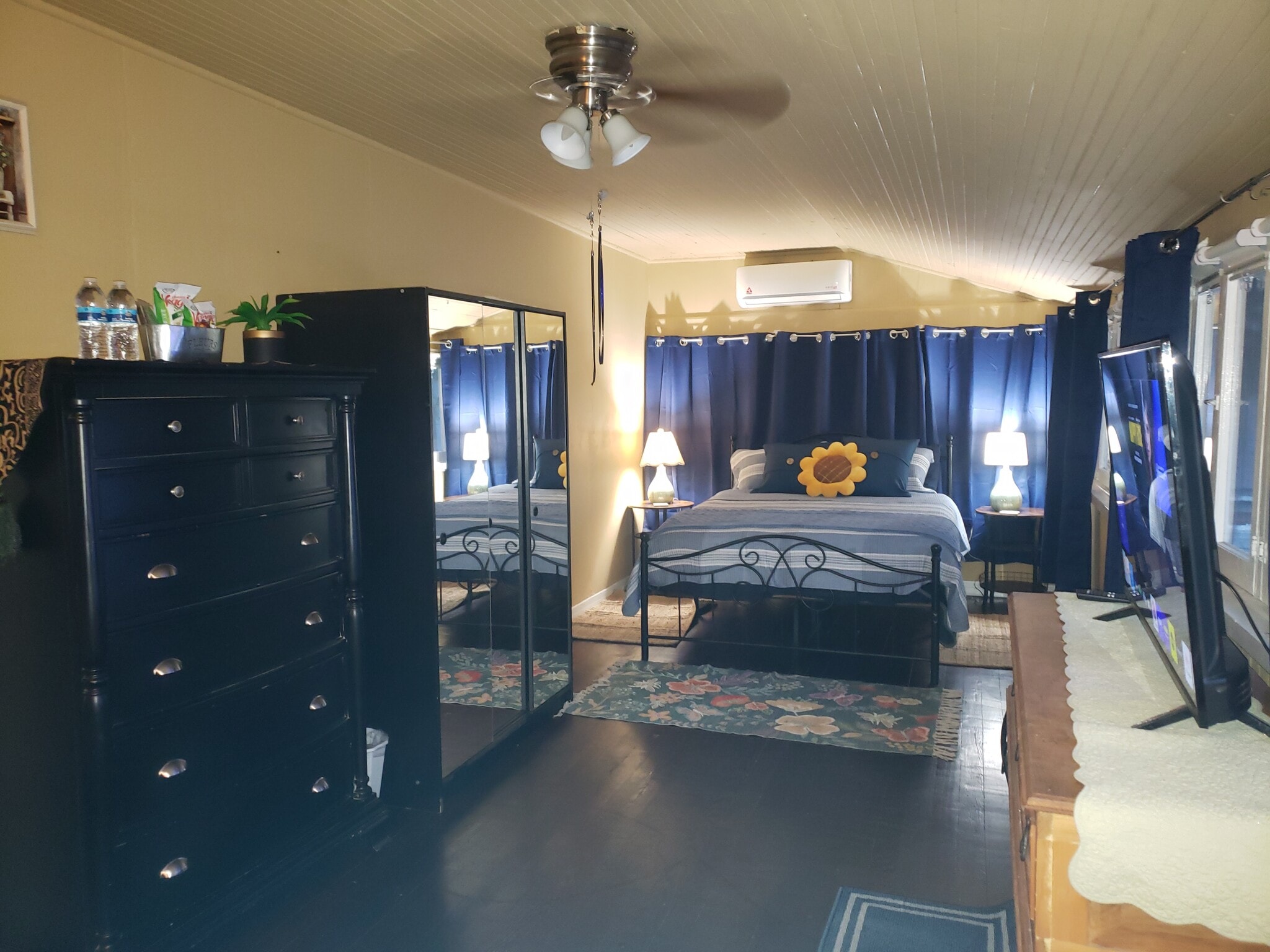 Sun Room $1275 - 2374 Mission Inn Ave