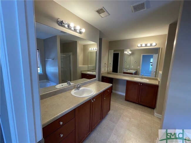 Building Photo - 225 Summer Hill Ct