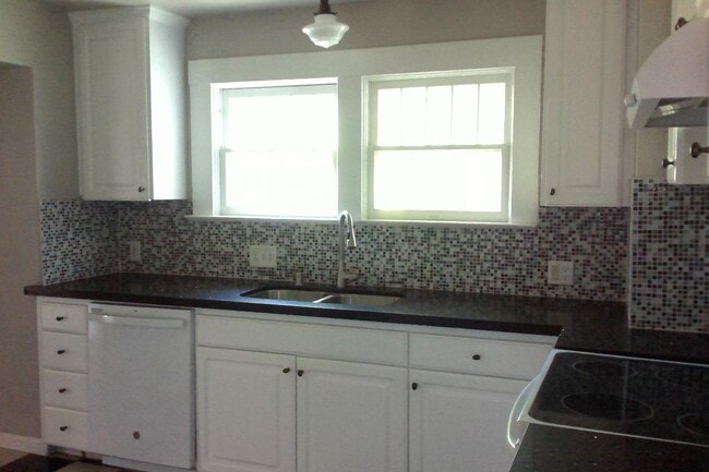 Building Photo - 1284 N Ferger Ave