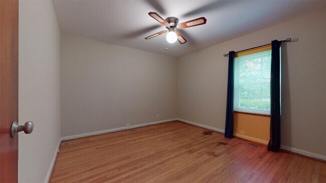 Building Photo - 31 S Tealwood Dr