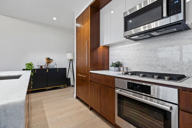 Building Photo - 75 Park Ln S