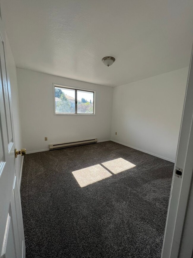 Building Photo - 2 bedroom 1 bathroom - Triplex - Moyina Heights - South Suburbs