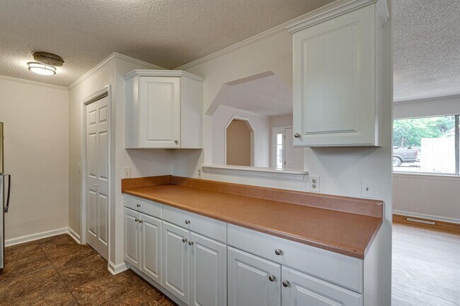 Building Photo - Amazing 4 bedroom 3 bathroom for rent!