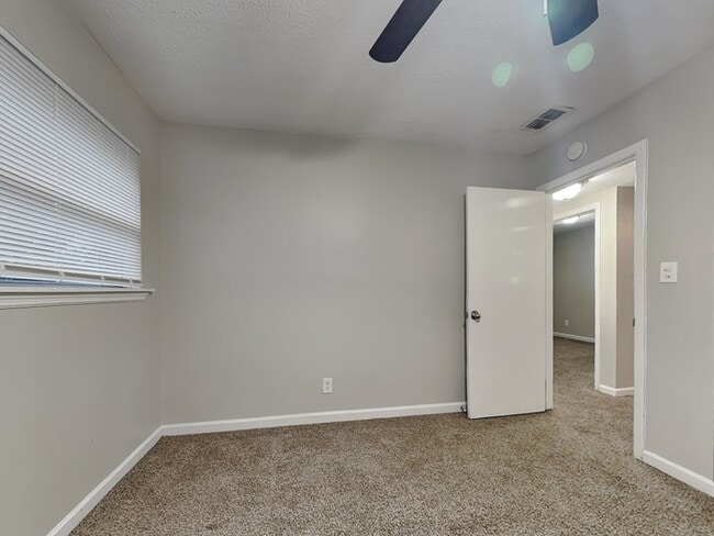 Building Photo - 6936 Clovis Rd