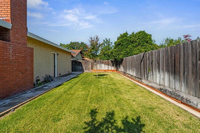 Building Photo - 2025 Sweetwater Dr