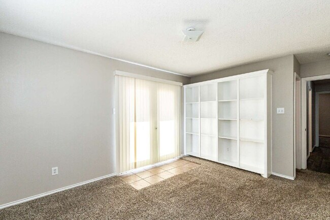 Building Photo - 3 bedroom 3 Bath House plus office