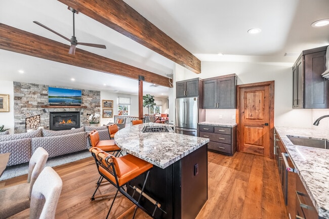 Building Photo - 198 Country Club Dr