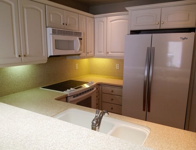 Building Photo - $2595. Marina District upgraded 1bd 1ba with balcony 735 sq ft