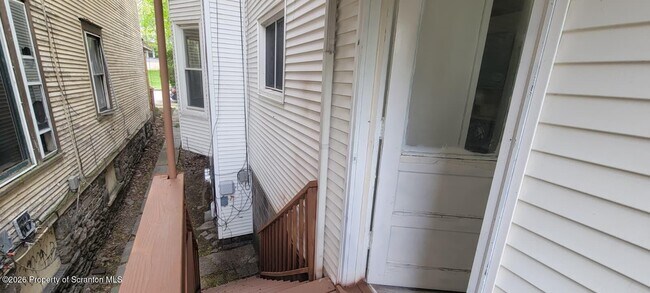 Building Photo - 807 Monroe Ave