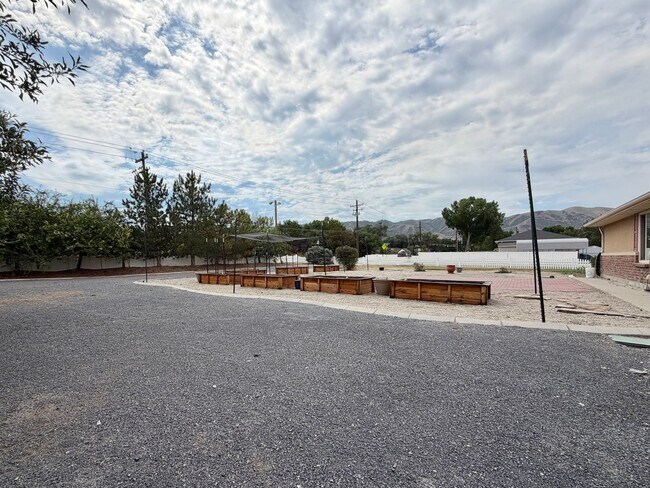 Building Photo - 961 Golden Pheasant Dr
