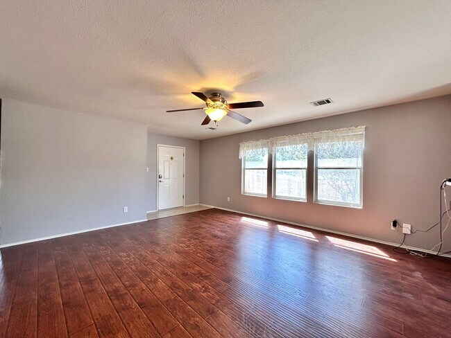 Building Photo - 3 Bed | 2 Bath – Cozy One-Level Home with ...