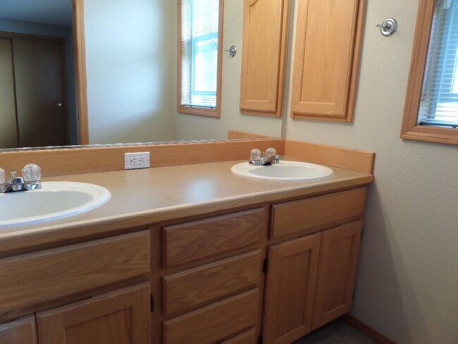 Building Photo - Spacious 3BR Ranch in Desirable La Center Area