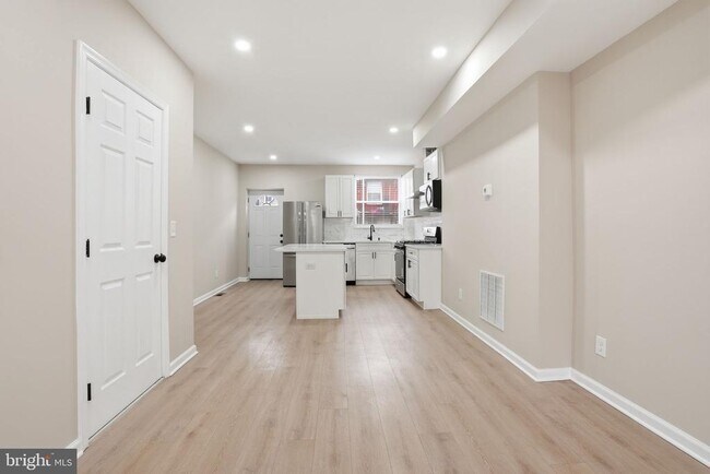Building Photo - 2710 Mura St