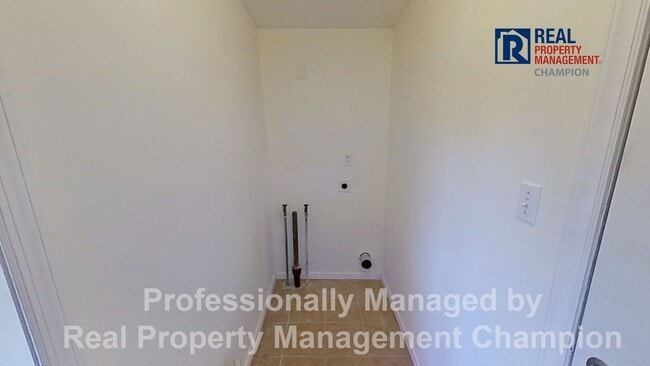 Building Photo - 2 BD/1 BA on Wooded Lot Near Hines Farm Park and Stables